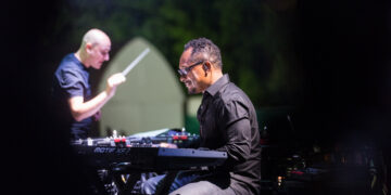 Журка со Дерик Меј на плажа во Дупени