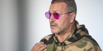 Џоле Џогани се соблече во костим за капење, згоден во седматата децанија