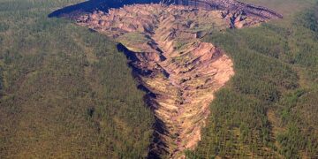 (Видео) Се зголемува мистичниот кратер во Сибир, истражувачите предупредуваат за опасност од испуштање штетни гасови