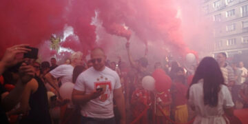 (Видео) Кумановци си го запалија плоштадот во црвено бела боја во чест на фудбалскиот клуб Ѕвезда