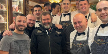 Ако ова е Мел Гибсон, јас сум Бред Пит, фановите не веруваат дека холивудскиот глумец бил на ќебапи во Сараево