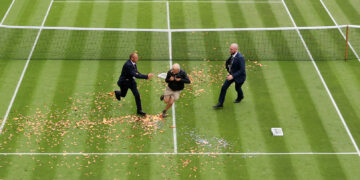 (Видео) Демонстранти кои се залагаат за зелена животна средина упаднаа и го прекинаа мечот на Вимблдон