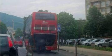 Се расипа автобус на ЈСП, наместо знак ставиле столче