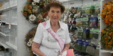 Американката Џејн Брнс има 100 години и работи 4 пати неделно: Ме сакаат и јас сум среќна