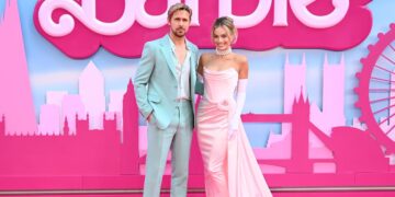 Розов тепих за Марго Роби и Рајан Гослинг во Лондон за премиерата на филмот „Барби“