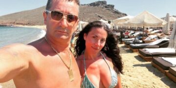 (Фото) Гавазова топлес на плажа во Грција