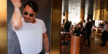 Бивши вработени го обвинија светскиот готвач Салт Бае дека им се заканувал и им го крадел бакшишот