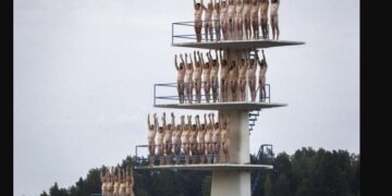 Илјада волонетри му се соблекоа голи на фотограф во Финска