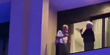 (Видео) Баба и дедо танцуваат на тераса, а на Тик ток коментираат: Ова е тоа, засекогаш