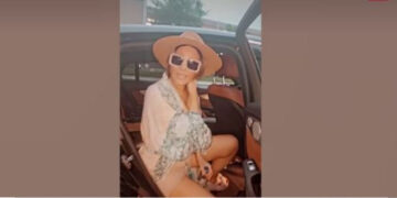 (Видео) Ана Николиќ ја боли уво, со флашта во рака пее среде улица