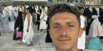 (Фото) Барди отиде на молитва во Мека