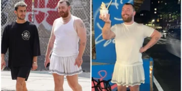 Во мини сукња со дечкото под рака, Сем Смит се прошета низ Њујорк