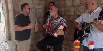(Видео) Среде Корчула ечеше „Елено, ќерко Елено“: актерот Драган Спасов-Дац направи забава за туристите
