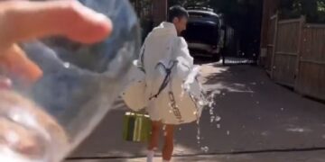 (Видео) Вода за среќа, фамилија го испрати Гоковиќ на финале