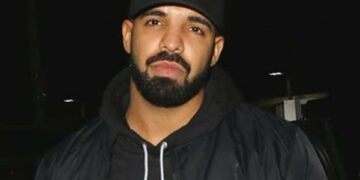 И раперот Дрејк го гаѓаа со телефон, Адел излезе со пиштол на концерт