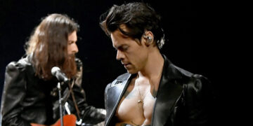 (Видео) Обожавател со тврд предмет го погоди во лице Хари Стајлс на концерт во Виена