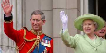 Кралот Чарлс ја избрка од Бекингемската плата саканата асистентка на кралицата Елизабета