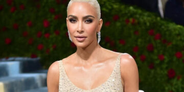 Ким Кардашијан со руса коса, долги трепки и црвен кармин, во новиот трејлер за филмот „Американска хорор приказна“