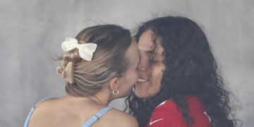 Ќерката на Џони Деп страсно се бакнува со девојката среде ресторан во Лос Анџелес