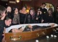 (Видо) Девојка прослави роденден во ковчег: гостите ги замолила да се однесуваат како на погреб