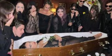 (Видо) Девојка прослави роденден во ковчег: гостите ги замолила да се однесуваат како на погреб