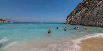 (Видео) Ајкула ги исплаши туристите на плажа во Флорида