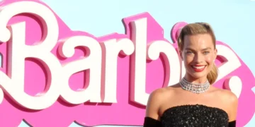 Маргот Роби како Барби од 60-тите на црвениот тепих во Лос Анџелес