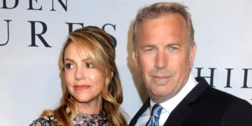 Кевин Костнер тврди дека бившата го ограбила, а таа се брани дека ништо не украла