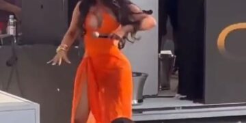 (Видео) Карди Би со микрофон удри девојка по глава оти ја полеале со пиво