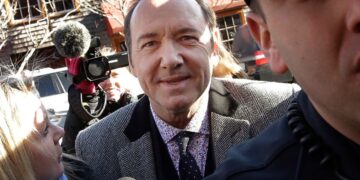 Двапати ме бакна и ме фати за меѓуножјето, непознат маж сведочеше на судењето против Кевин Спејси