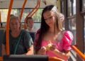 (Видео) Девојка лупи компири во автобус