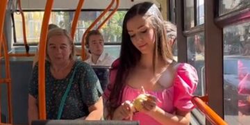 (Видео) Девојка лупи компири во автобус