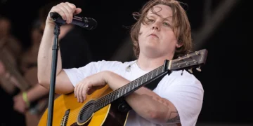 (Видео) Луис Капалди поради напад од Туретов синдорм среде концерт не можеше да го отпее познатиот хит