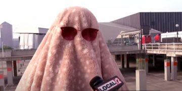 (Видео) Жена го излажала шефот дека е болна и со ќебе на глава дошла на концерт на Тејлор Свифт