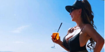 Кој ќе се откаже од мене е заебанција и у фаца ќе му се смеам, коментира Мелита со коктелот во рака