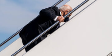 (Видео) Бајден пак се сопна додека се качуваше по скали во авион