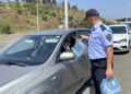 (Фото) Полицајци им даваа вода на туристи кои со часови беа заглавени на граница