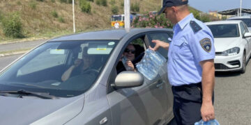 (Фото) Полицајци им даваа вода на туристи кои со часови беа заглавени на граница