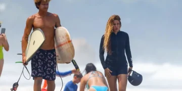 Шакира со инструктор вежба сурфање во Мајами