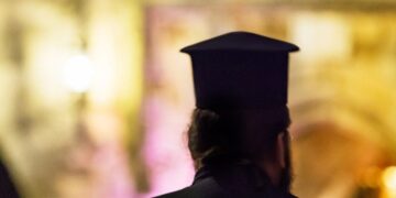 Уапсен поп од Родос зашто на естонски турист му го осветил пенисот со масло