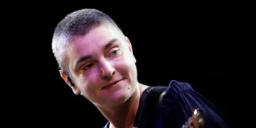 Стотици фанови се собраа на плоштадот во Даблин и ги пееја песните на Шинед О’Конор