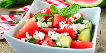 Салата со љубеница, кромид, краставица и фета сирење