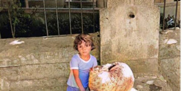 Скопје, 26 јули 1963: погледот на детето пред Мустафа-пашина џамија зборува за очајот и тагата во првите денови по катастрофата.