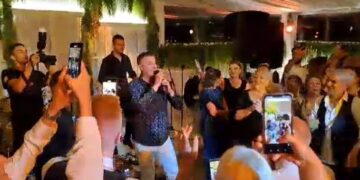 (Видео) Спасен Силјаноски направи џумбуш на свадбата на Бомбакис: „Ќе ти дојдам“ ја пееше и младо и старо