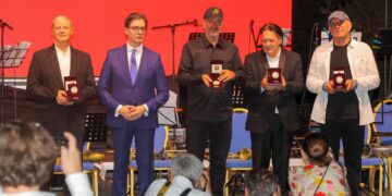 Вашата музика има митски димензии и со неа растеа генерации Македонци, па размислете за уште еден албум, „Леб и сол“ беа одликувани со орден за заслуги од Пендаровски