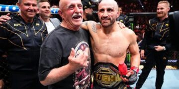 Александар Волкановски во прегратка на таткото Тоде откако стана светски шампион