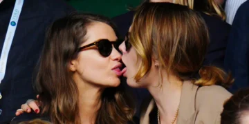 Кара Делевињ во лезбиски бакнеж среде Вилмблдон