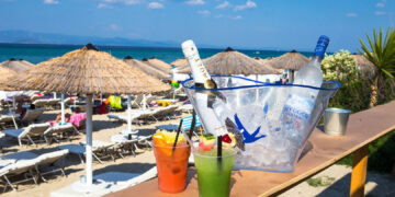 Храна и пијалоци до 2,50 евра, во Ханиоти се наоѓа најевтниот бар за туристисите