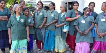 (Видео) 11 жени од Индија, кои собирале смет купиле лоз и освоиле 1,2 милион долари