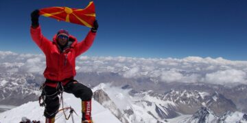 Македонецот Здравко Дејановиќ го освои врвот Кхан Тенгри, попатно спаси и двајца алпинисти